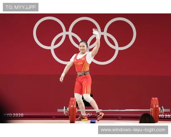 廖秋云训练完顺手拎走两袋蛋白粉，这姐的冰箱怕不是开健身房的